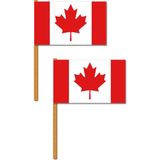Set van 2x stuks luxe grote zwaaivlaggen Canada 30 x 45 cm - Canadese feestartikelen en versieringen