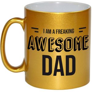 Cadeau mok / beker met tekst I am a freaking awesome dad - goud - kado mokken / bekers - cadeau papa/vader