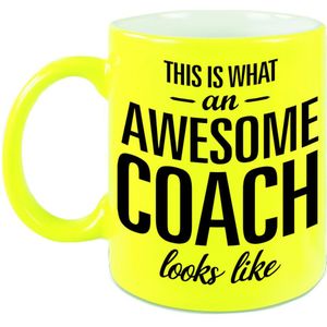 This is what an awesome coach looks like tekst cadeau mok / beker - neon geel - 330 ml - Coach / trainer kado