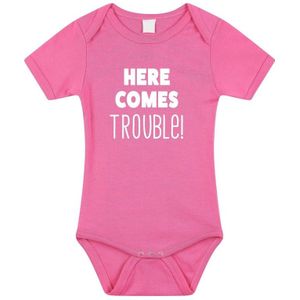 Here comes trouble tekst baby rompertje roze meisjes - Kraamcadeau - Babykleding