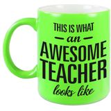 This is what an awesome teacher looks like tekst cadeau mok / beker - 330 ml - neon groen - kado juf/meester/docent/leraar/lerares