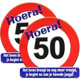 2x stuks hulde stopbord decoratie 50 jaar - 50 x 50 cm - Feestartikelen/versiering verjaardag leeftijden - Verkeersbord