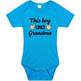 This boy loves grandma tekst baby rompertje blauw jongens - Cadeau oma - Babykleding
