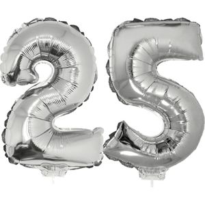 25 jaar leeftijd feestartikelen/versiering cijfers ballonnen op stokje van 41 cm - Combi van cijfer 25 in het zilver