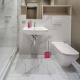 MSV Badkamer accessoires set - fuchsia roze - zeeppompje en wc/toilet-borstel - hout/keramiek/rvs