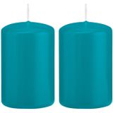 2x Turquoise blauwe cilinderkaarsen/stompkaarsen 5 x 8 cm 18 branduren - Geurloze kaarsen turkoois blauw - Woondecoraties