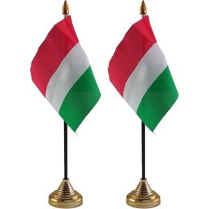 2x stuks Hongarije tafelvlaggetje 10 x 15 cm met standaard - Landen supporters feestartikelen
