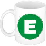 Mok / beker met de letter E groene bedrukking voor het maken van een naam / woord - koffiebeker / koffiemok - namen beker