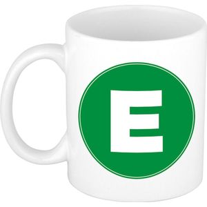 Mok / beker met de letter E groene bedrukking voor het maken van een naam / woord - koffiebeker / koffiemok - namen beker