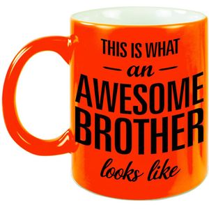 This is what an awesome brother looks like tekst cadeau mok / beker - neon oranje - 330 ml - kado broer / broertje