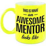 This is what an awesome mentor looks like tekst cadeau mok / beker - neon geel - 330 ml - juffen / meester dag kado