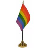 Regenboog tafelvlaggetje 10 x 15 cm met standaard