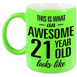 This is what an awesome 21 year old looks like cadeau mok / beker - 330 ml - neon groen - verjaardag - kado koffiemok / theebeker