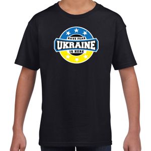 Have fear Ukraine is here t-shirt met sterren embleem in de kleuren van de Oekraiense vlag - zwart - kids - Oekraine supporter / Oekraiens elftal fan shirt / EK / WK / kleding