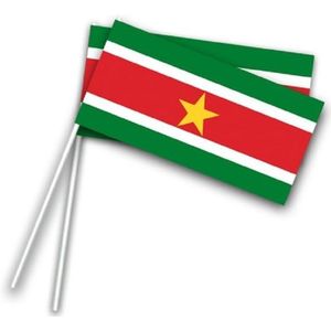 150x zwaaivlaggetjes/handvlaggetjes Suriname 20 x 12 cm met houten stok - Feestartikelen/versiering