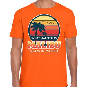 Malibu zomer t-shirt / shirt What happens in Malibu stays in Malibu voor heren - oranje - Malibu party / vakantie outfit / kleding/ feest shirt