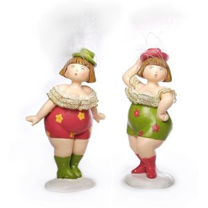 Woonkamer decoratie beeldjes set van 2 dikke dames met veren - 20 cm
