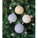 6x Witte en zilveren kerstballen 6,5 cm Cotton Balls - Kerstversiering - Kerstboomdecoratie - Kerstboomversiering - Hangdecoratie - Kerstballen in de kleur wit en zilver