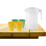 Set van 1x waterkan met deksel 1L met drinkbekers 2x geel en 2x groen