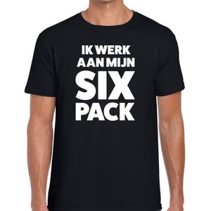 Ik werk aan mijn SIX Pack tekst t-shirt zwart voor heren - heren feest t-shirts